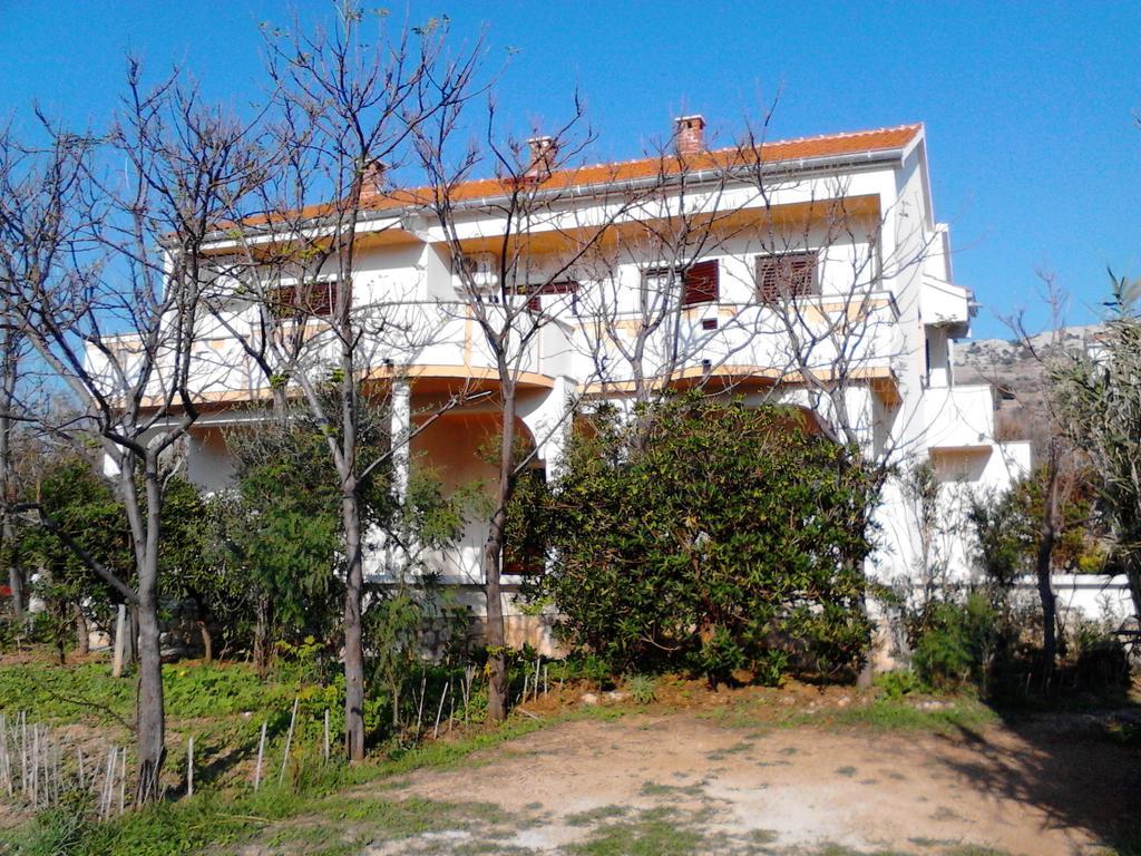 פג Apartments Kresimir Beauty With Shadow Trees And Parking Place מראה חיצוני תמונה