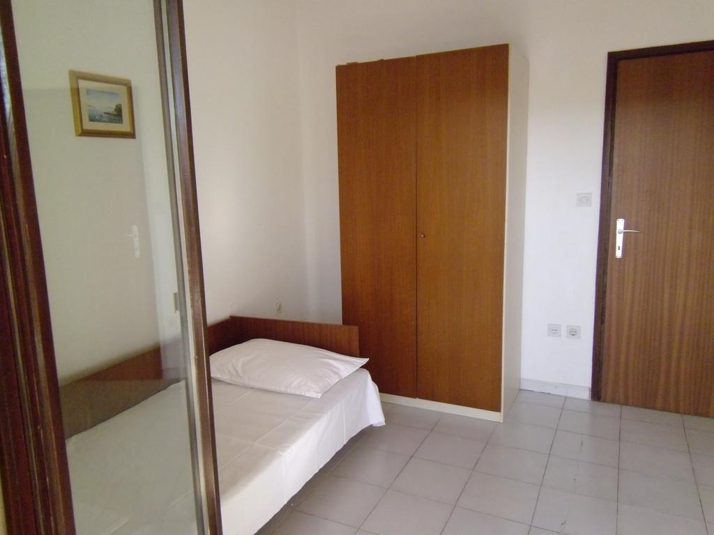 פג Apartments Kresimir Beauty With Shadow Trees And Parking Place חדר תמונה
