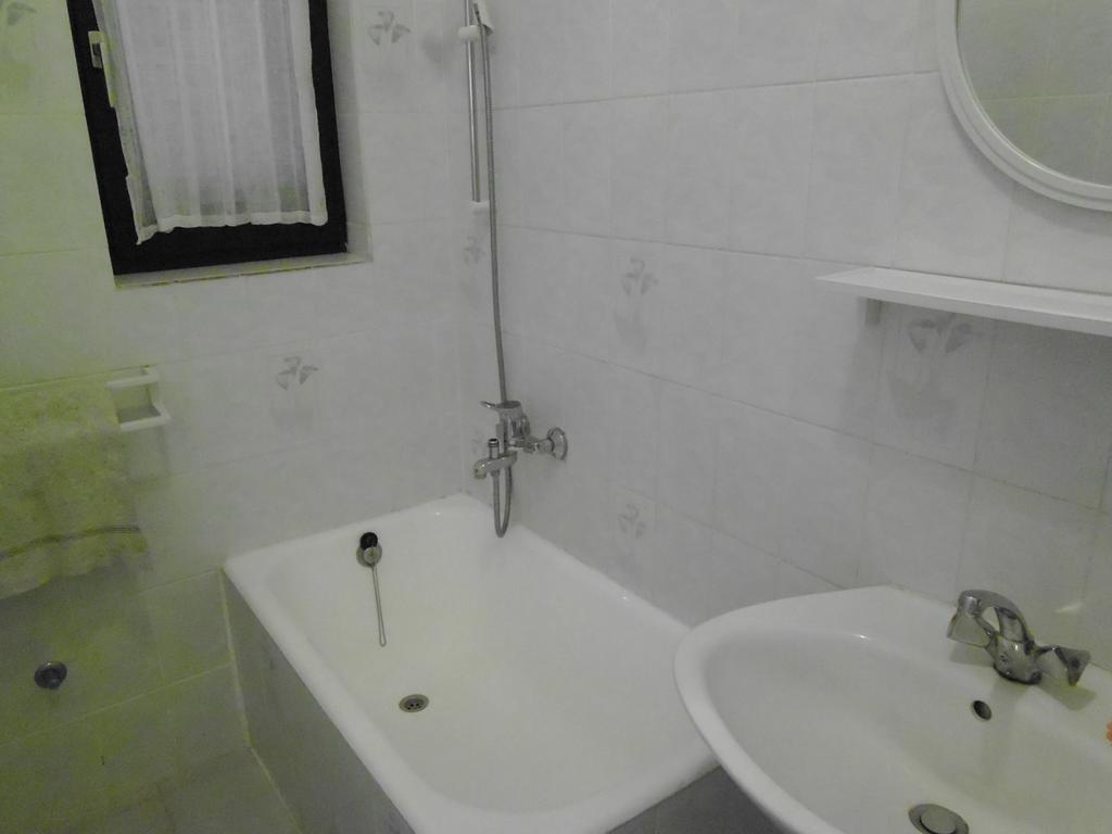 פג Apartments Kresimir Beauty With Shadow Trees And Parking Place חדר תמונה